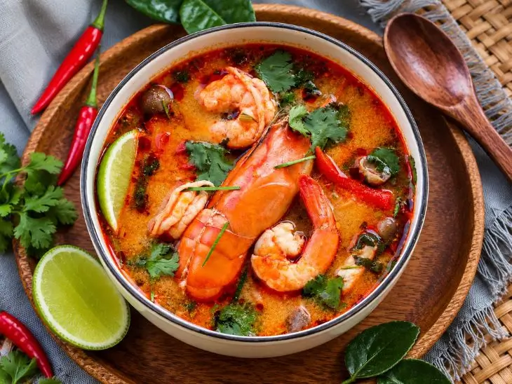 Tom Yum de Camarão: Sopa Tailandesa Azeda e Picante